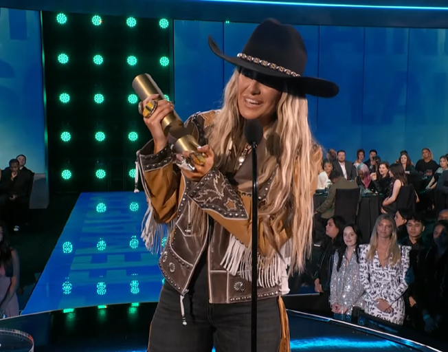 Lainey Wilson accepting 2024 People's Choice Award for Female Country Artist 02-18-24
